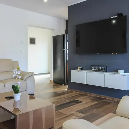 Modern Maeni With Private Pool In וילה *