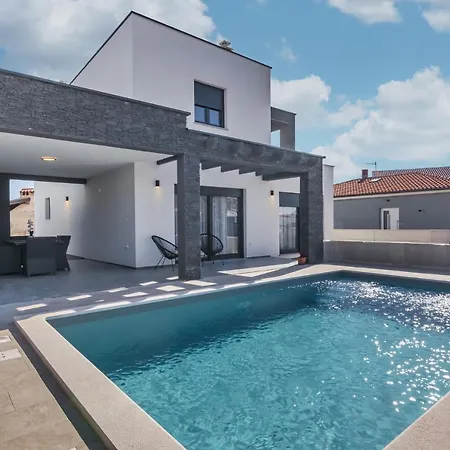 Modern Maeni With Private Pool In * Пула
