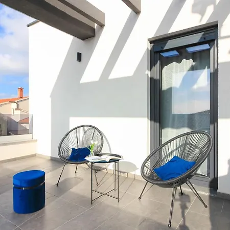 Modern Maeni With Private Pool In וילה *