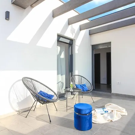 Modern Maeni With Private Pool In