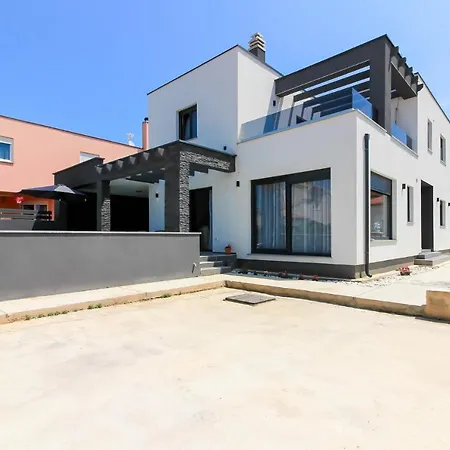 Modern Maeni With Private Pool In וילה פולה