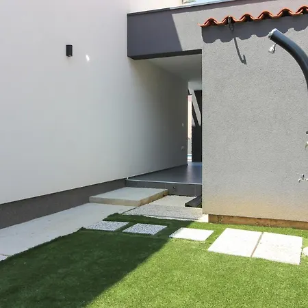 Modern Maeni With Private Pool In *