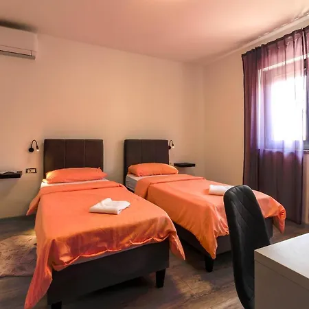 Modern Maeni With Private Pool In * Pola