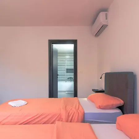 Modern Maeni With Private Pool In * פולה