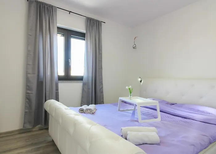 Villa Modern Maeni With Private Pool In