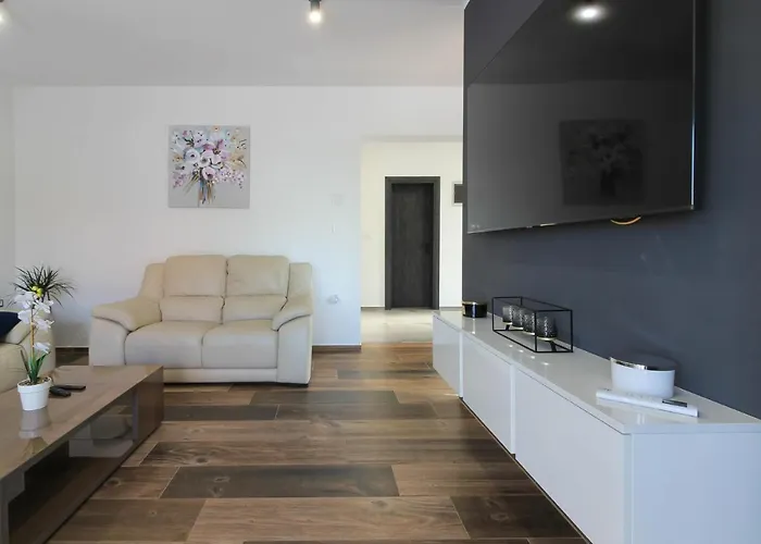 Modern Maeni With Private Pool In Villa Pola