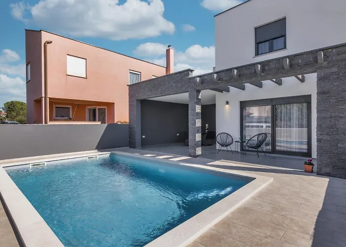 Modern Maeni With Private Pool In Pola