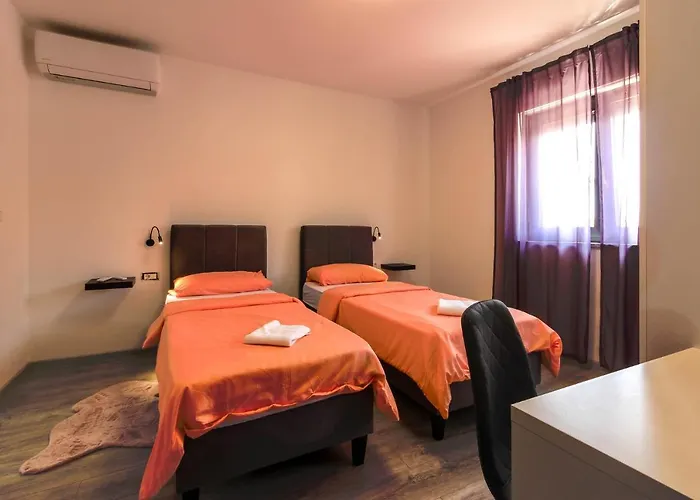 Modern Maeni With Private Pool In * Pola