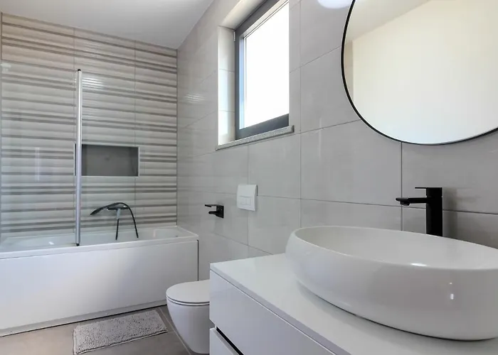 Modern Maeni With Private Pool In Pola