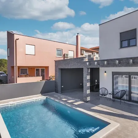 Modern Maeni With Private Pool In *