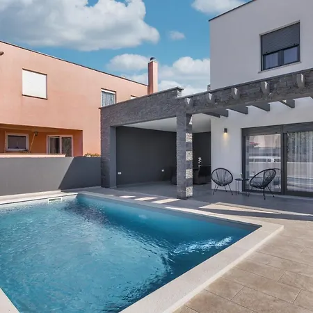 Modern Maeni With Private Pool In Pula
