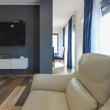 Modern Maeni With Private Pool In