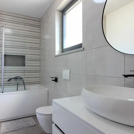 Modern Maeni With Private Pool In Pula