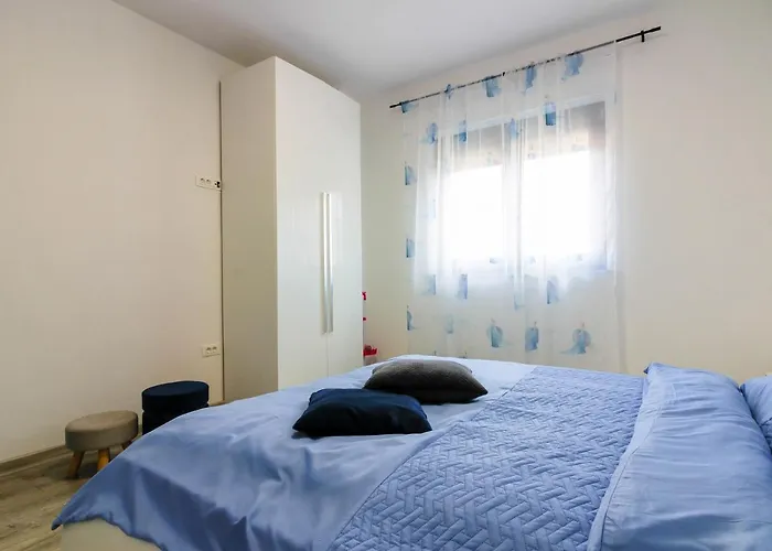 Modern Maeni With Private Pool In וילה *