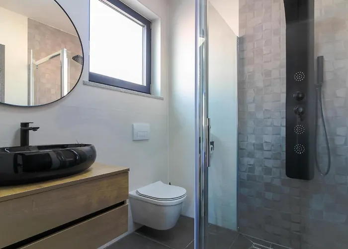 Modern Maeni With Private Pool In וילה *
