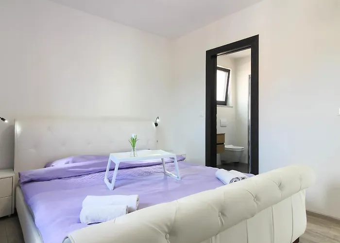 Modern Maeni With Private Pool In * פולה