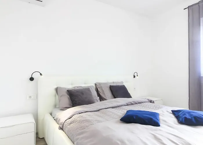 Modern Maeni With Private Pool In 普拉