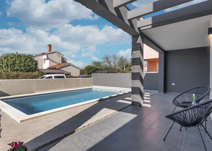 Modern Maeni With Private Pool In וילה