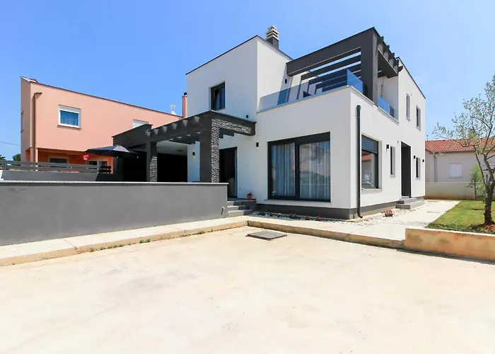 Modern Maeni With Private Pool In וילה פולה
