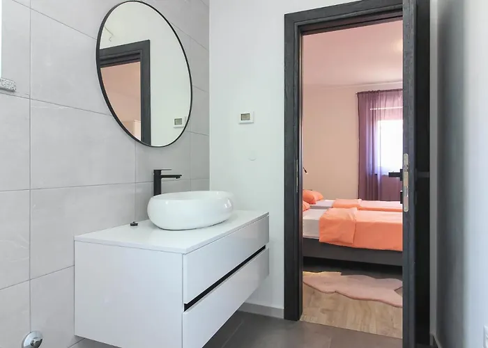 Modern Maeni With Private Pool In וילה פולה