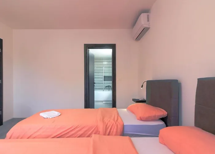 Modern Maeni With Private Pool In * פולה