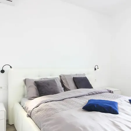 Modern Maeni With Private Pool In Pula