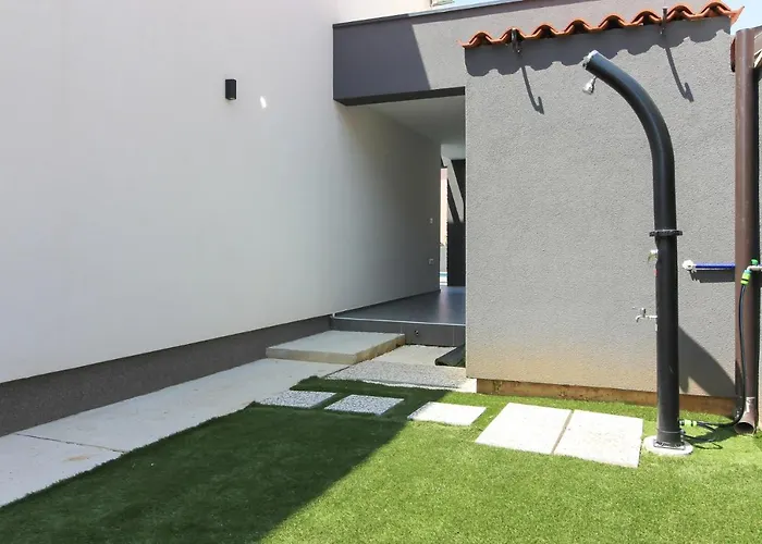 Modern Maeni With Private Pool In *